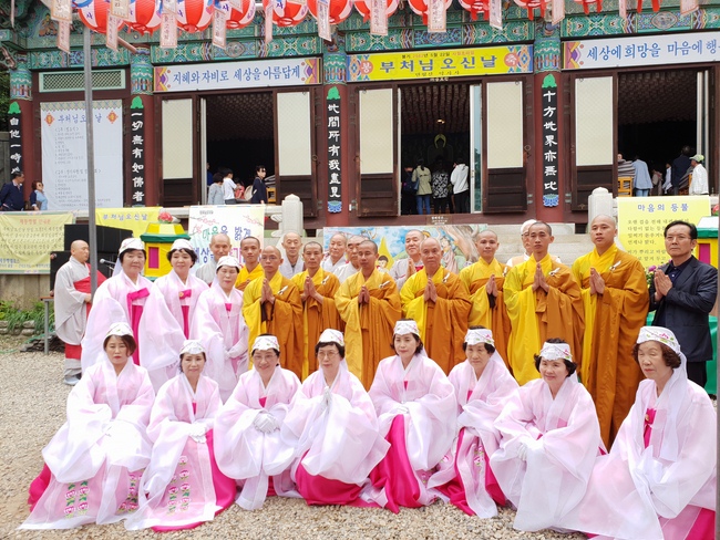 Partake in the Vesak Ceremony at Yonggungsa Cham Joeun Uri Temples